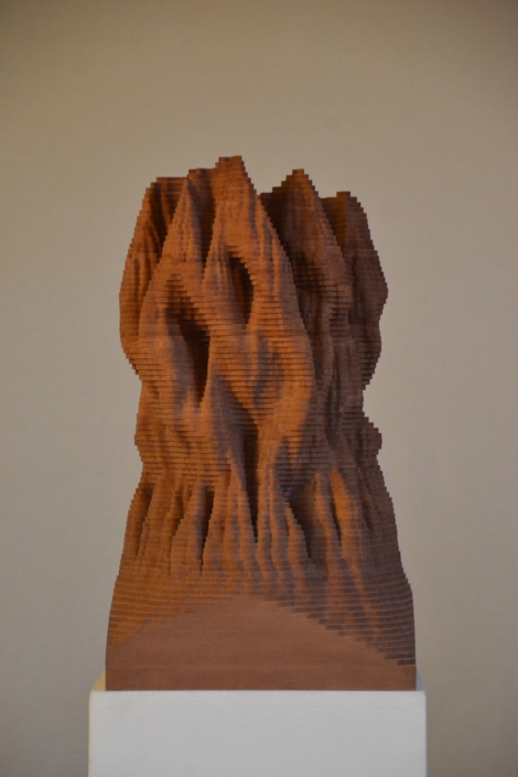 Bendicht Gertsch, «Red Mountain» 2011, Schichtplastik Pressholz, pigmentiert, Höhe 50 cm